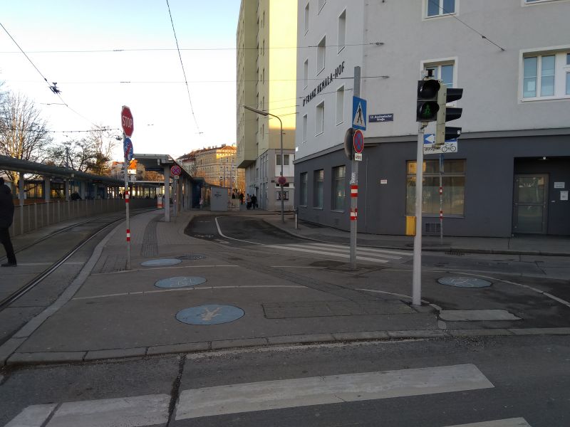 Datei:BreitenfurterStr - Blick Schedifkaplatz.jpg